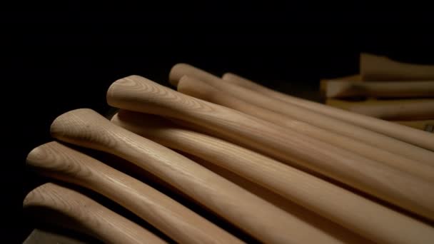 CLOSE UP: гладкі довгі дерев'яні ручки для інструментів відпочивають на робочому столі майстра . — стокове відео