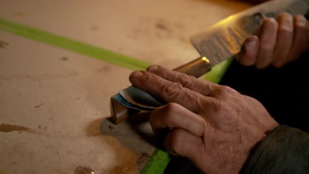 CERRAR: Espadachín experimentado lijando cuidadosamente el mango del cuchillo de madera . — Vídeos de Stock