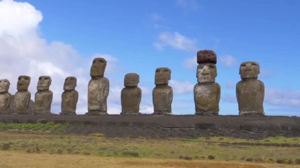 Nádherný záběr na řadu slavných moai soch pod jasně modrou letní oblohou — Stock video