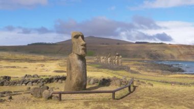 Güneşli Şili 'de uzak bir adada büyük bir moai heykelinin etrafında uçmak..