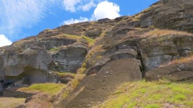 Güneşli Paskalya Adası 'ndaki bitmemiş El Gigante moai heykelinin üzerinde uçuyor..