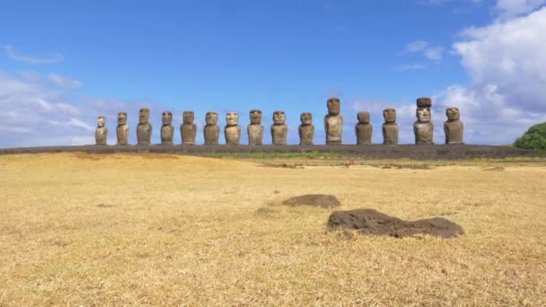 DRONE: Volando hacia una hilera de estatuas monolíticas con rostros humanos en Chile . — Vídeo de stock