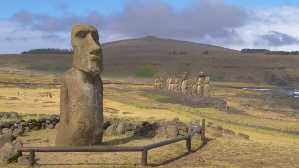 DRONE: Großer menschenförmiger Monolith vor einer Gruppe kleinerer Statuen. — Stockvideo