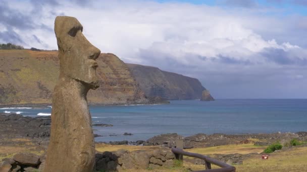 AERIAL: Vista espetacular de uma imponente escultura moai em uma remota ilha exótica — Vídeo de Stock