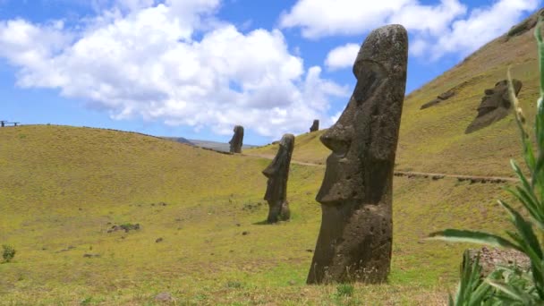 Закрыть вид на зеленый ландшафт и захватывающие вулканические скульптуры — стоковое видео