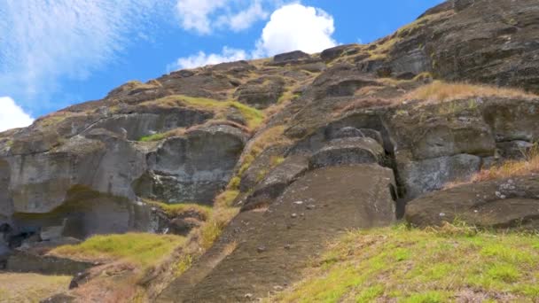 DRONE: Volando por encima de la estatua inacabada de El Gigante moai en la soleada Isla de Pascua . — Vídeo de stock
