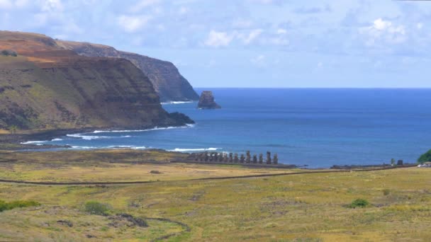 DRONE: Impresionante vista de Ahu Tongariki con altos acantilados y océano azul profundo. — Vídeos de Stock