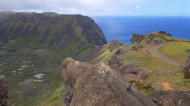 Rano Kau ve turistlerin fotoğraf çektiği volkanik kraterin muhteşem görüntüsü.