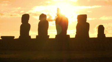 Altın gün batımı Paskalya Adası 'ndaki moai heykellerini aydınlatıyor..
