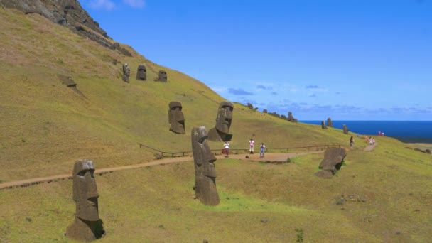 AÉRIAL : Voyageurs explorant l'île et observant des sculptures de renommée mondiale . — Video