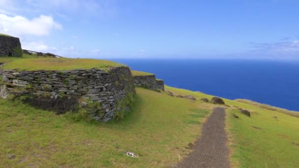 AERIAL: Drone panorâmico de antigas casas de pedra na pitoresca Ilha de Páscoa. — Vídeo de Stock