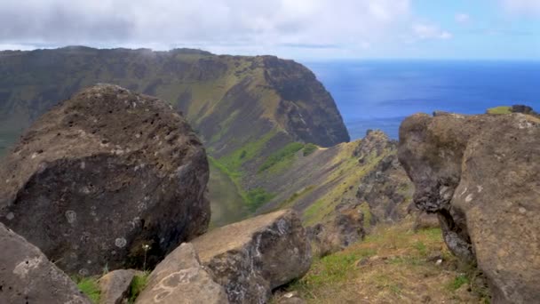 Atemberaubender Blick auf einen Vulkankrater auf einer exotischen Insel mit kleinen Teichen. — Stockvideo