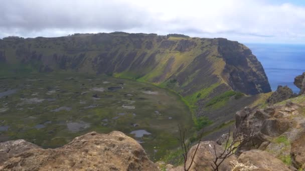 Büyük bir volkanik kraterin üzerinde uzanan bulutlu gökyüzünün resimli görüntüsü. — Stok video