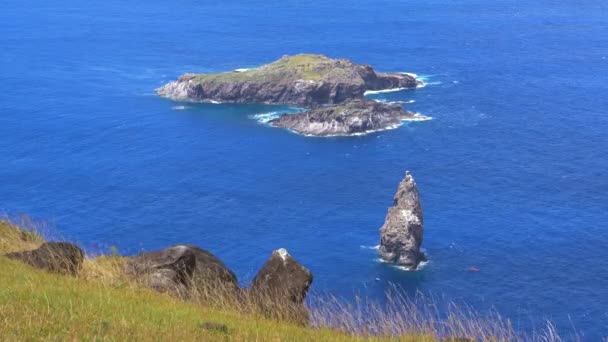 CLOSE UP: Kleine unberührte Insel Motu Nui ist von einem strahlend blauen Ozean umgeben. — Stockvideo