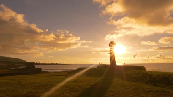 SUN FLARE: Picturesque view of historic Ahu Tahai on a beautiful summer evening. – stockvideo