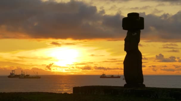 ESPACIO DE COPIA: Vista idílica de una gran estatua de moai junto al tranquilo océano al atardecer . — Vídeos de Stock