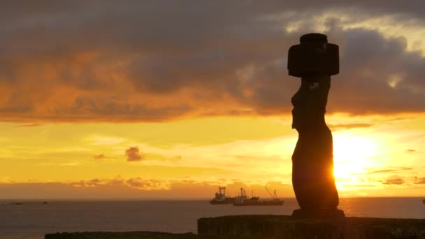 SUN FLARE: Malownicze ujęcie wielkiej moai rzeźby oświetlonej zachodem słońca. — Wideo stockowe