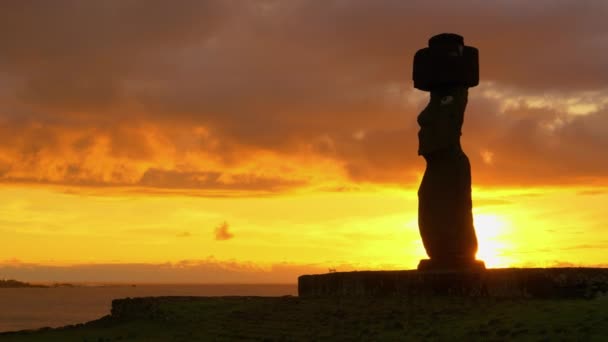 Prachtige gouden ochtendzonnestralen schijnen op oude moai in Ahu Tahai. — Stockvideo