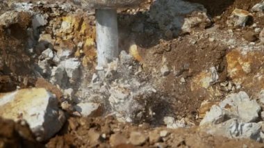 Yaklaş Büyük endüstriyel kaya matkabı Toprağın derinliklerinde titreşen ve ezen kayalar
