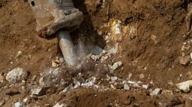 Büyük bir pnömatik matkapla bir inşaat alanının temelini atmak..