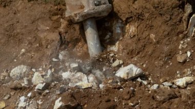 Toprak tanecikleri hava basınçlı matkaptan uçarak kayaları eziyor..