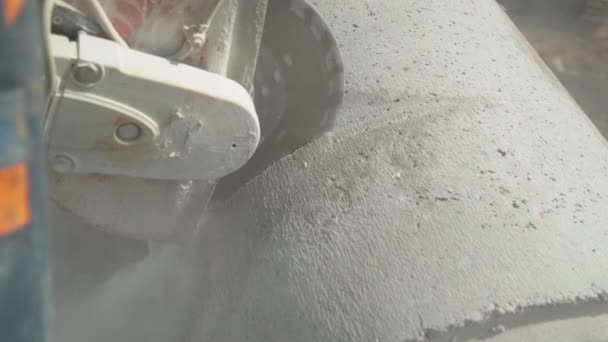 FERMETURE : Broyage de scie angulaire à travers un tube de béton sur un chantier de construction. — Video