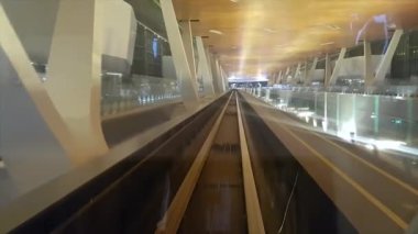 Modern bir trenin içinde Doha Havaalanı 'ndan yolcu taşıyoruz..
