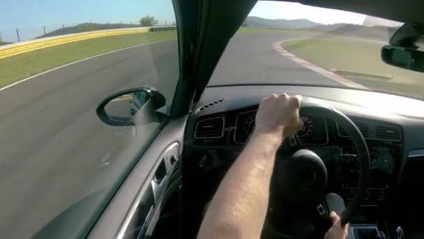 CLOSE UP: Mann genießt einen sonnigen Tag mit seinem Sportwagen auf gesperrter Strecke. — Stockvideo