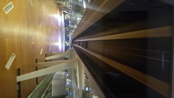 VERTICAL, POV: Andar dentro de um trem transportando passageiros ao redor do aeroporto . — Vídeo de Stock