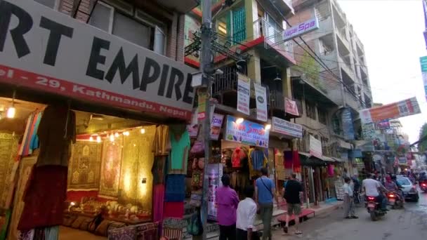 POV: Wandelen langs de kleurrijke tekenen van souvenirwinkels in de straten van Kathmandu. — Stockvideo