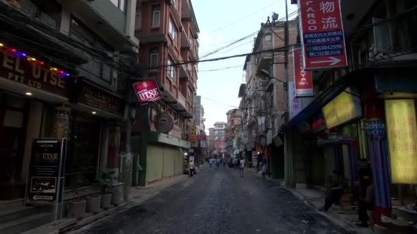 POV: Toeristen en lokale mensen lopen rond in de beroemde stad Kathmandu, Nepal. — Stockvideo
