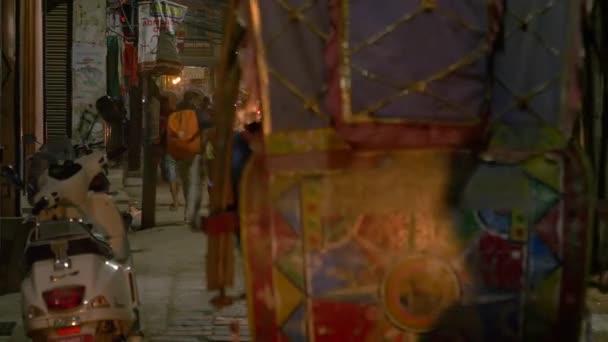 CLOSE UP: Cars and motorbikes pass pedestrians on a busy street in Kathmandu. — Stock Video