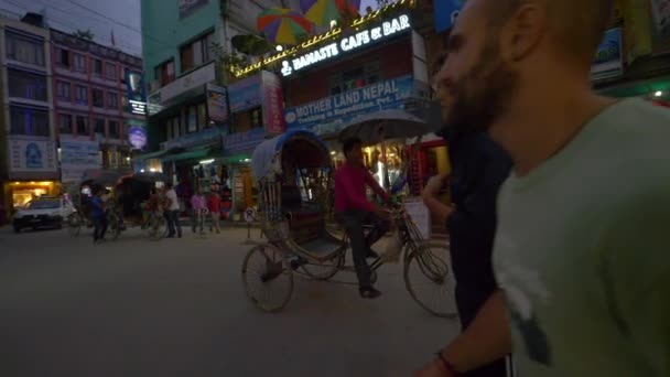 MOCIÓN LENTA: Los lugareños y turistas caminan y andan en bicicleta por la ciudad turística . — Vídeos de Stock