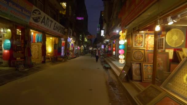 POV: Wandelen langs souvenirwinkels in de kleurrijke straten van Kathmandu 's nachts. — Stockvideo