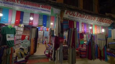 Kaşmir atkı dükkanı Katmandu 'da işlek bir caddenin yanında boş duruyor..