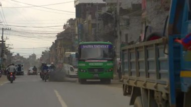 Otomobiller ve motosikletler kalabalık bir üçüncü dünya ülkesinde havayı kirletiyor.