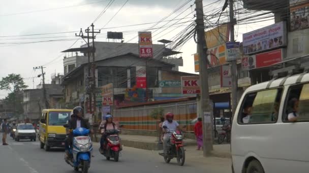 FECHAR UP: Locais em carros antigos e em motocicletas poluir o ar em Kathmandu . — Vídeo de Stock