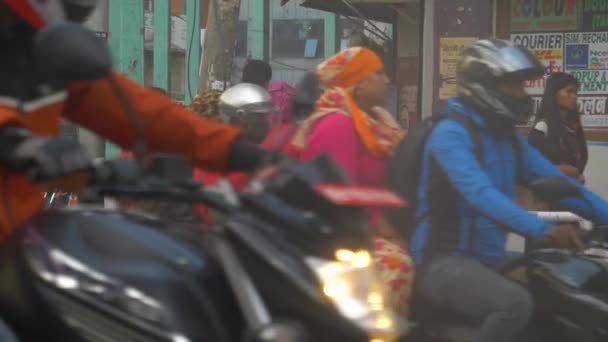 CLOSE UP: Scenic shot van overvolle straten van Kathmandu vol verkeer. — Stockvideo