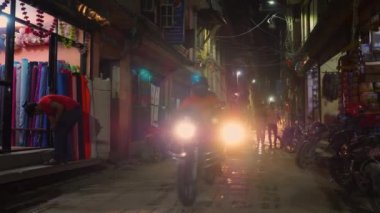 Yavaş hareket eden yerel halk yaya ve scooterlar şehrin kötü durumdaki sokaklarını keşfediyor.