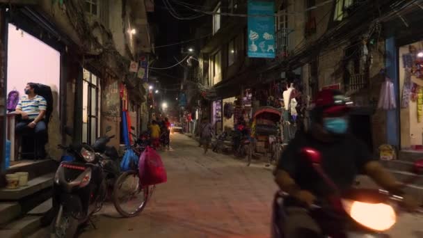 Katmandu 'da kaldırımlı cadde boyunca motosiklet sürüşlerinde yerel halk. — Stok video