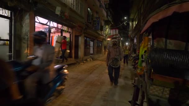SLOW MOTION: Man met een emmer op zijn hoofd tijdens het lopen rond Kathmandu. — Stockvideo