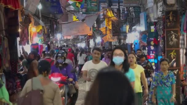 Lokalbefolkningen på motorcykel gör sin väg genom massor av turister som besöker en marknad — Stockvideo