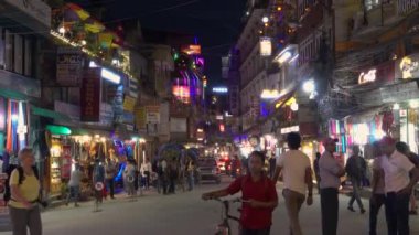 Geceleri Katmandu şehir merkezinde hareketli bir kavşağın güzel bir görüntüsü..
