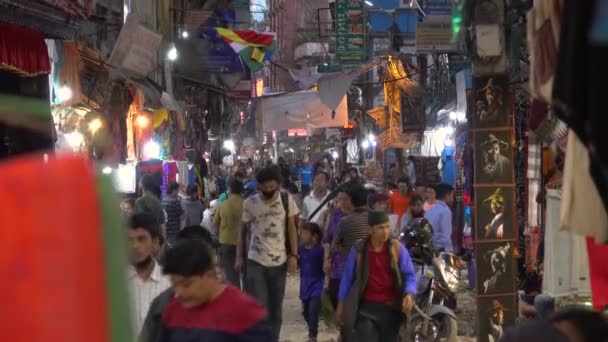 Masas de personas caminan por el bullicioso distrito comercial de Katmandú. — Vídeo de stock