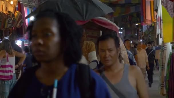 CLOSE UP: Menschenmassen laufen durch das Einkaufsviertel in Kathmandu. — Stockvideo