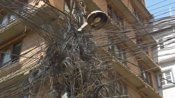 CERRAR: El cableado se enreda caóticamente en el lado del edificio de apartamentos. — Vídeos de Stock