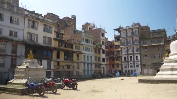 Tanımlanamayan kadın gezgin Kathmandu 'da güzel bir stupanın fotoğraflarını çekiyor.. — Stok video