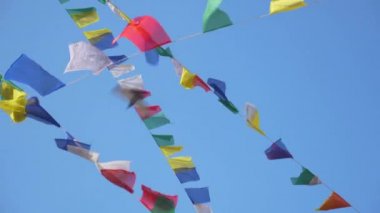 Sonbahar melteminde sallanan renkli bayraklar Swayambhunath 'a doğru esiyor..