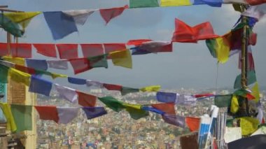 Katmandu şehrinin dalgalanan dua bayraklarının arkasındaki manzarası.