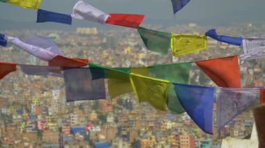 Arkadaki Katmandu şehrinde çok renkli dua bayrakları dalgalanıyor..